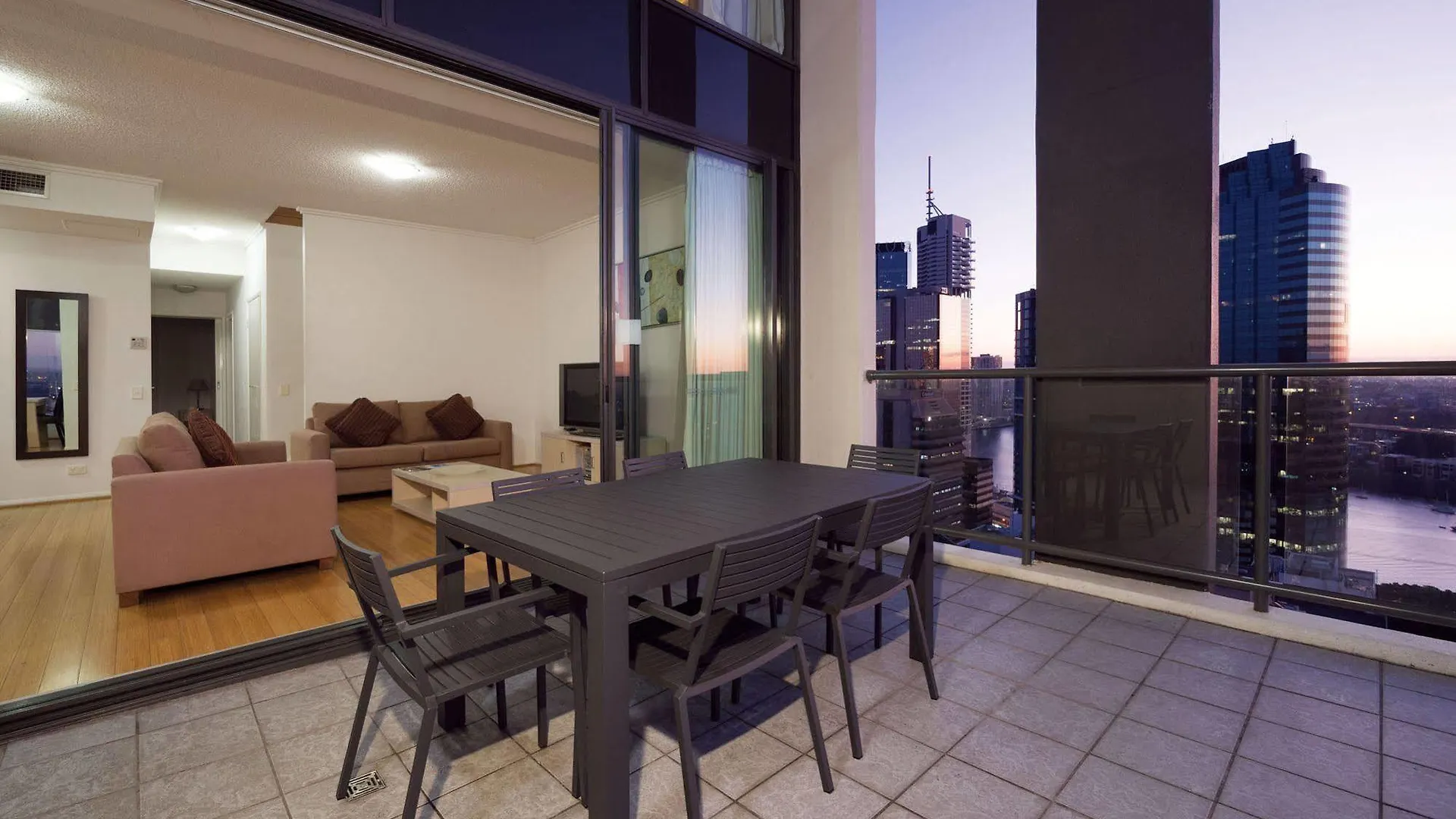 Oaks Brisbane On Margaret Suites